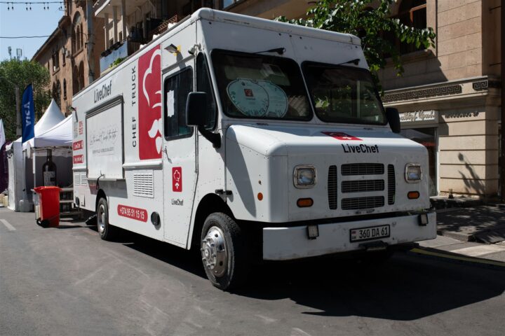 عربة طعام متنقلة بيضاء اللون في مهرجان طعام بالشارع توضح شكل عربات الطعام الجاهزة للبيع