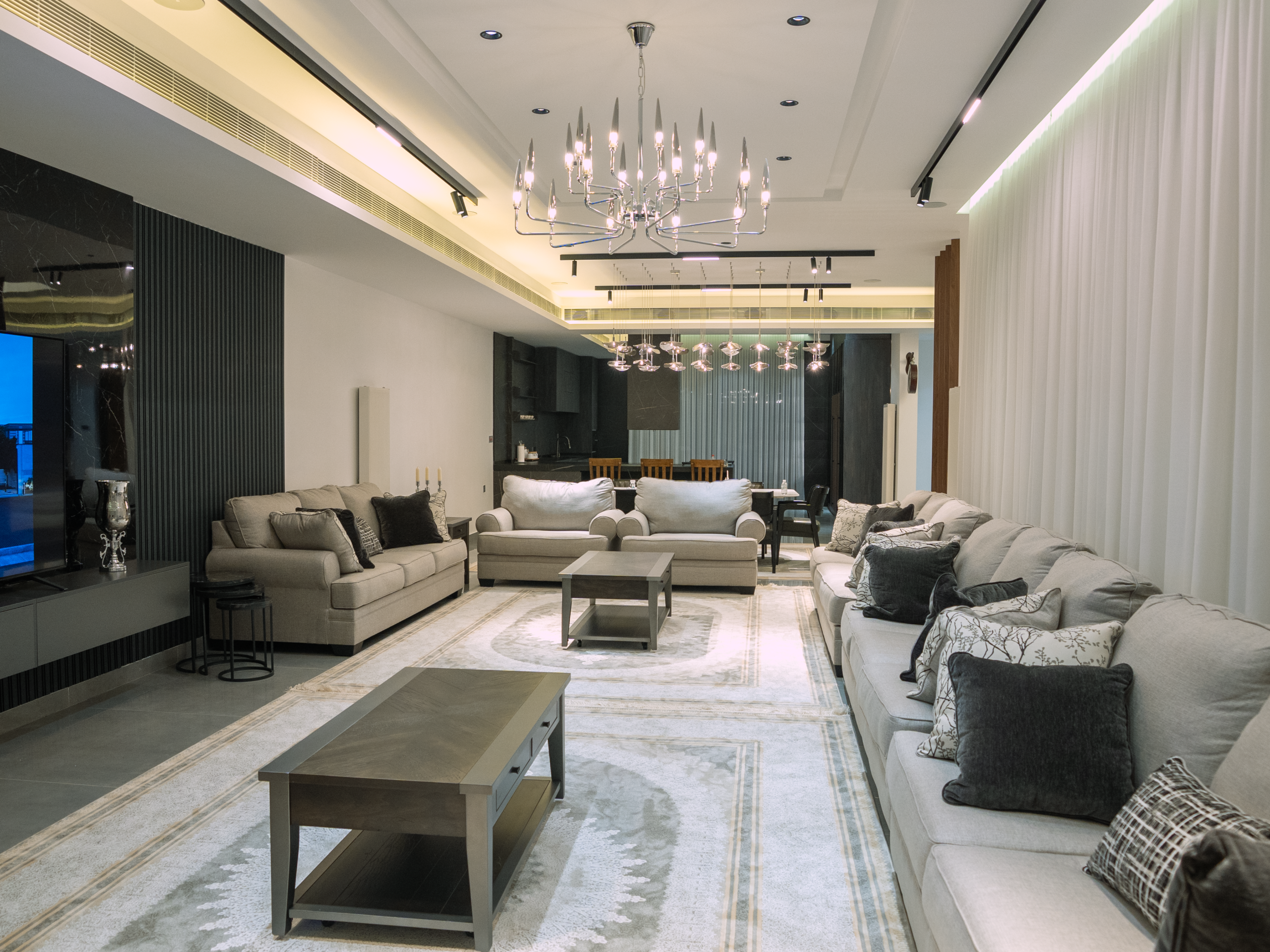 مجلس كونتينر فاخر بتصميم داخلي عصري وجلسات مريحة